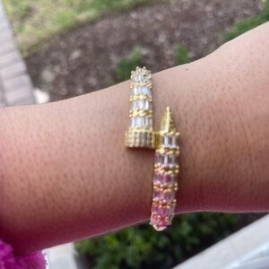 Elegant Gold Bracelet with Crystal Accents